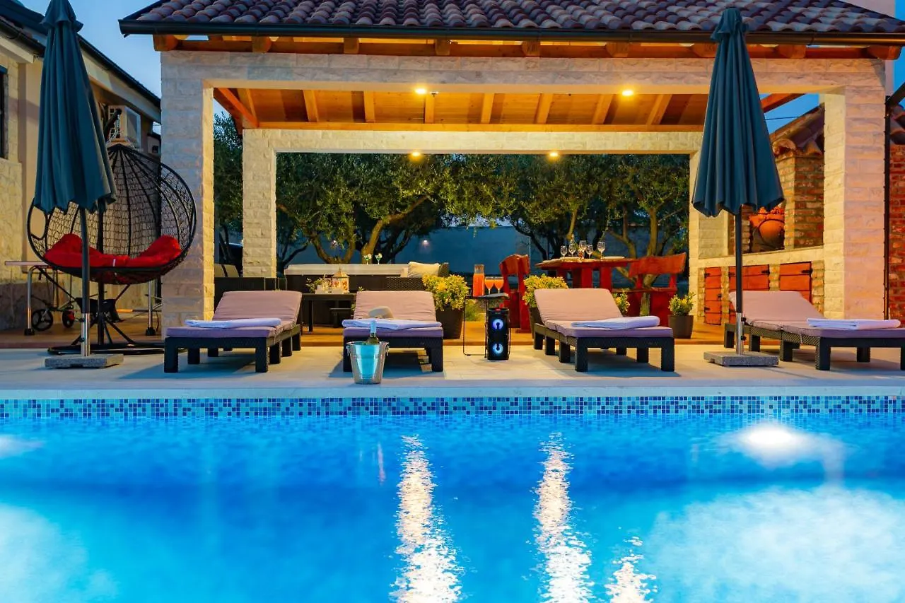 סבטי פיליפ אי ג'קוב Villa Lorema-Pet Friendly On 5000 Sqm Garden,Pool, Jacuzzi, Billiard&Ps5  סבטי פיליפ אי ג'קוב