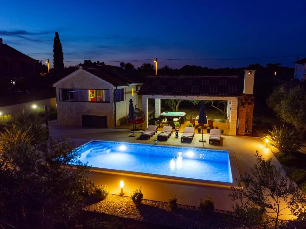 סבטי פיליפ אי ג'קוב Villa Lorema-Pet Friendly On 5000 Sqm Garden,Pool, Jacuzzi, Billiard&Ps5 קרואטיה